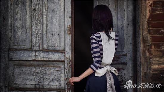 异国美女Cos暗黑风爱丽丝