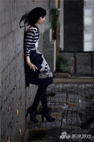 异国美女Cos暗黑风爱丽丝