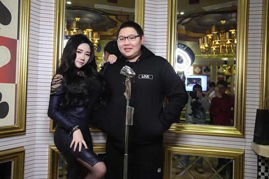 pdd参加生日party 被嫩模主播狂抱大腿