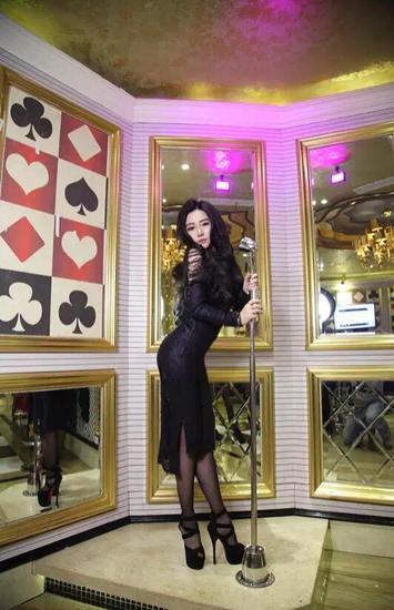 近日lol主播"妃小美"生日party上,各路俊男靓女纷纷参加