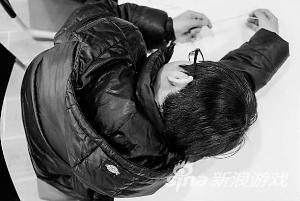 在看片时，一个学生感到心烦意乱。