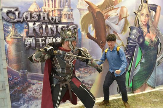 玩家踊跃与Coser合影留念