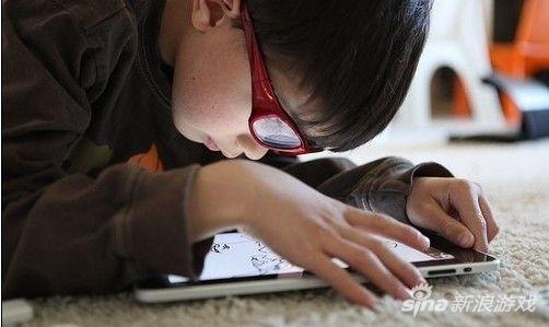 5岁男孩沉迷手游 玩平板一年内近视狂涨500度