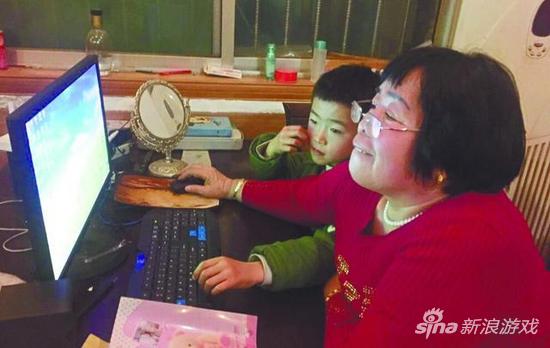 65岁的舅妈在电脑前操作