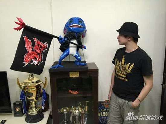 ahq选手西门与疯狂老爹赠送自己制作的1比1飞斯合照