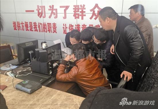 几位工作人员正在查看监控。