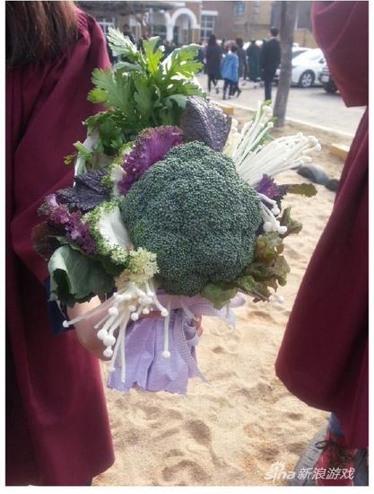 小妹逛菜场啦？