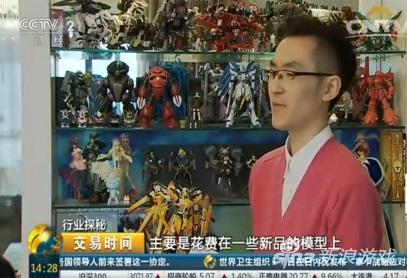 央视采访的男玩家表示，自己已收集了几百款模型手办，每个月都要花5000~6000人民币
