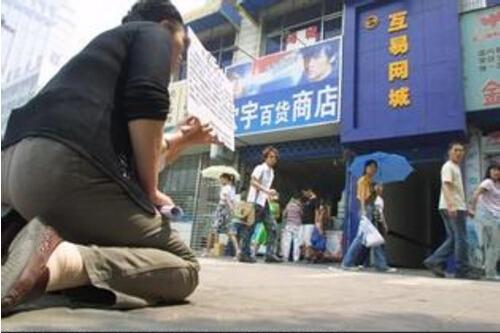 25岁男子沉迷网吧 母亲下跪央求仍拒回家