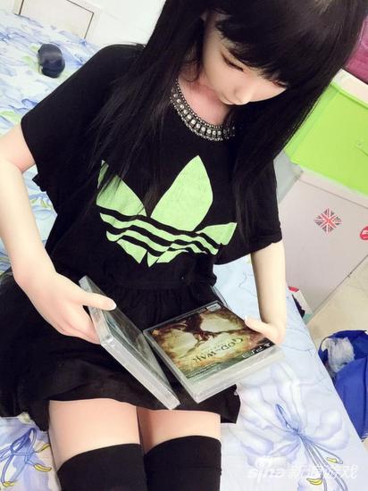 土豪晒实体娃娃 玉腿黑丝神似女主播miss