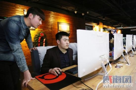 小超技术好，旁边经常有人观战