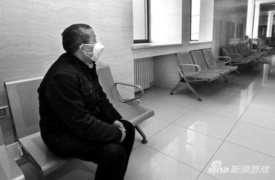 病房外的牛师傅显得十分无助