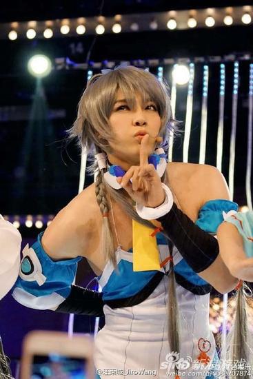 一秒变萌妹 男团偶像汪东城反串COS小萝莉洛天依