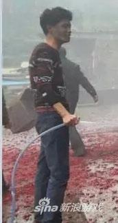 至少他是快乐的