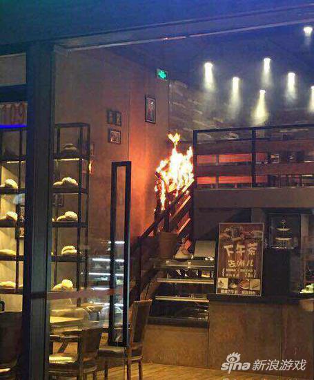 网传事发现场，圈中有人员被大火包围