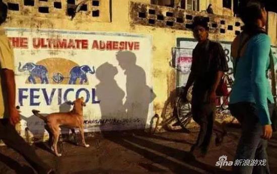 毕竟在单身狗的眼里两路人都能看出是情侣