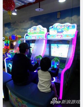 林志颖带子Kimi开心打电玩