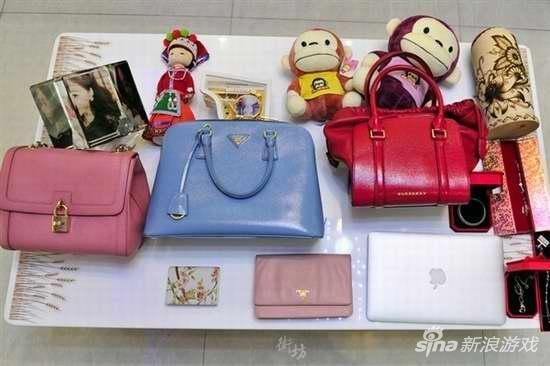 这些名牌包中，有不少是粉丝送的，有些是自己买来的