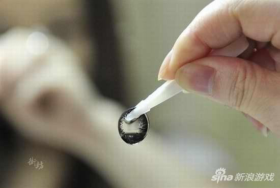 美瞳已经是主播们的标配