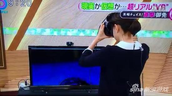 日本女星体验VR受惊吓摔坏设备