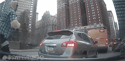 手上的动作应该是在上发条~