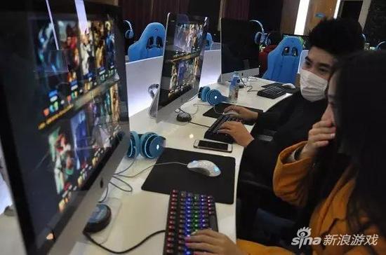 现场顾客和游神