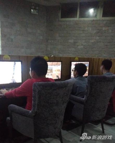 周末的某网吧，稚嫩面庞的未成年人在上网