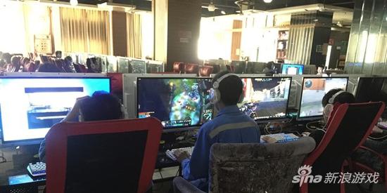 周五中午，某网吧内有穿校服上网的学生