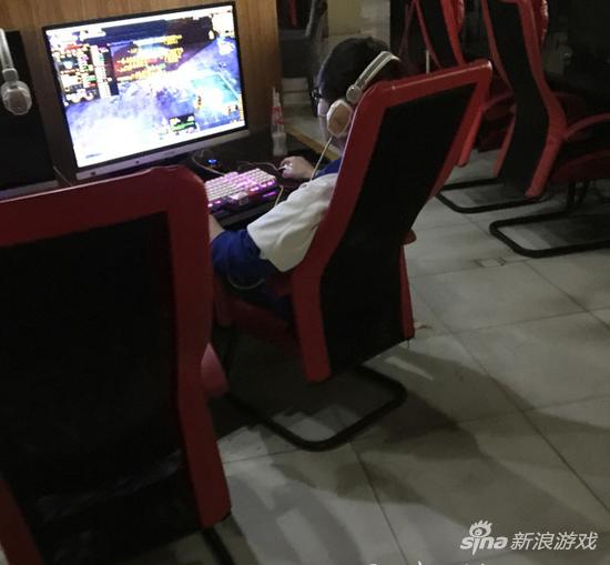 穿校服专注打游戏