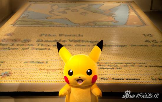 牛人用精灵宝可梦卡拼出巨型皮神