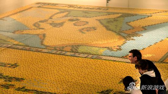 牛人用精灵宝可梦卡拼出巨型皮神