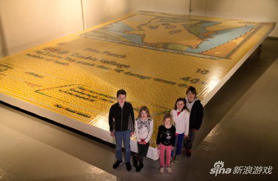 牛人用精灵宝可梦卡拼出巨型皮神