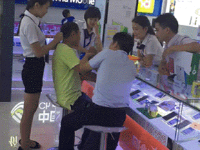 “嗯，决定了，要后面帮我捶背那款吧。”