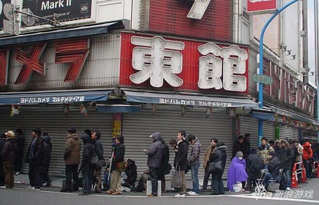 日本人排队买掌机