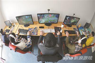 游戏战队每天的训练时间超过十小时，这个过程枯燥得折磨人。