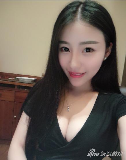 为拿土豪打赏 女主播直播间豪放更衣