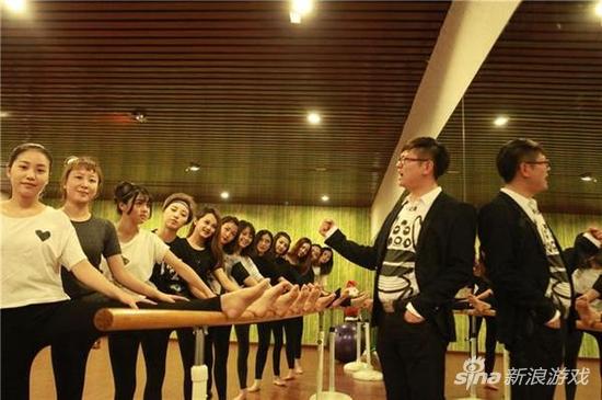 学员们上舞蹈课