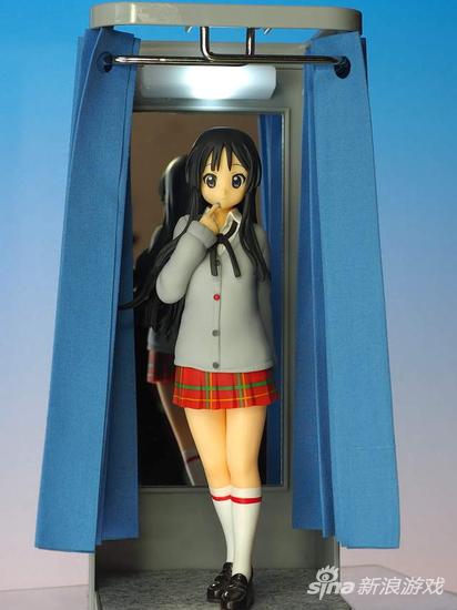 各种稀奇古怪的公仔都可以放进布帘之内！