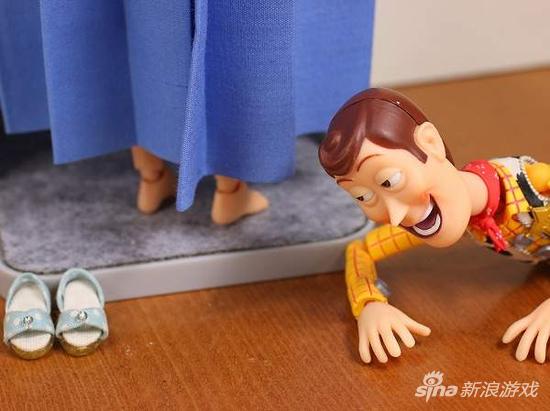 当然你可以趴着直接看