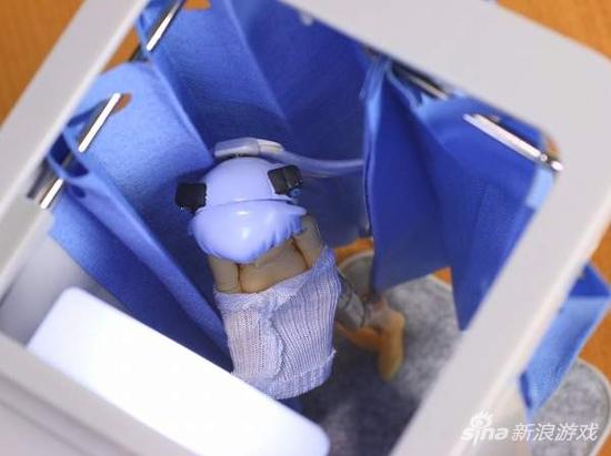 可以举高照相机偷拍