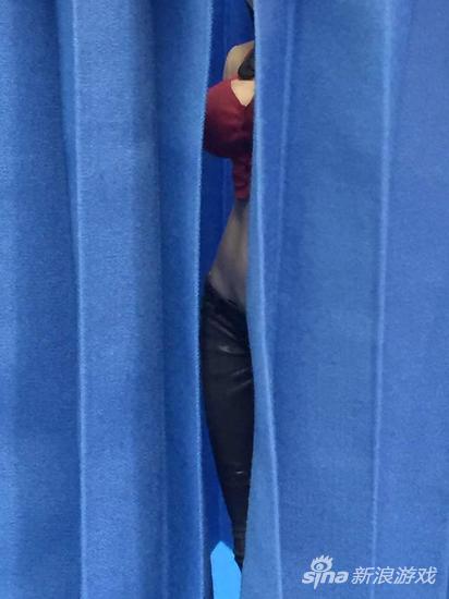 从布帘的缝隙偷窥是男人的浪漫……