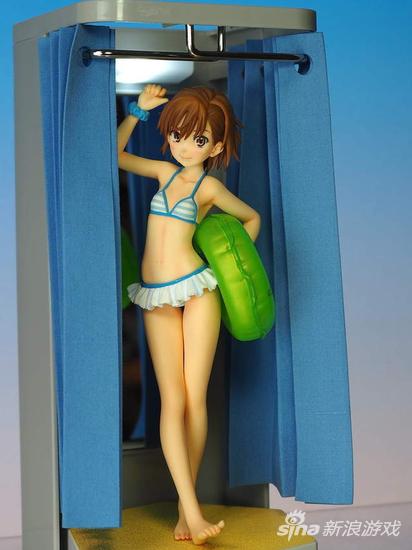 各种稀奇古怪的公仔都可以放进布帘之内！