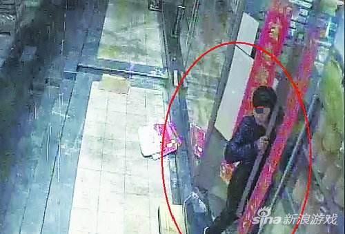 男子头一伸，就灵巧地钻了进去。