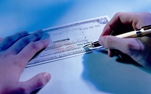 图4 土豪挥毫签支票