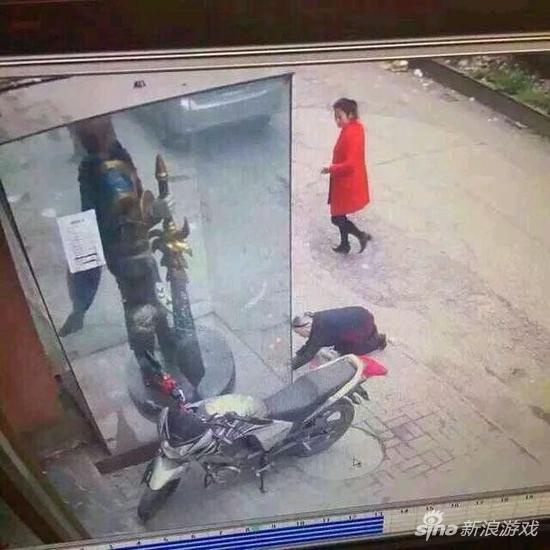 七旬老太跪拜LOL盖伦雕像