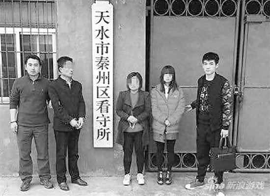 嫌疑人被抓获，照片由警方提供。