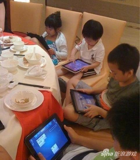 不少孩子沉迷手机游戏