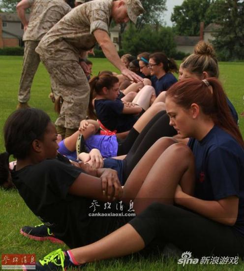 资料图：美军女兵进行身体柔韧度训练。