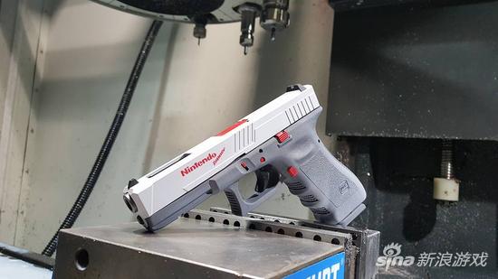 Glock真枪改装成任天堂光枪配色