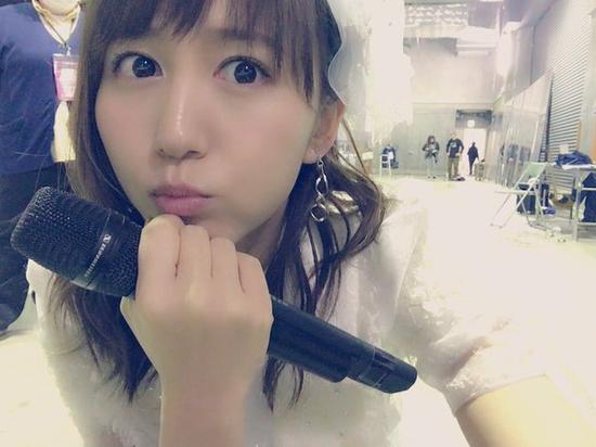 萌系美少女玩游戏也超萌 ske48大场美奈也很宅